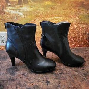 Clarks Indigo new black leather boots with back zipper size 8